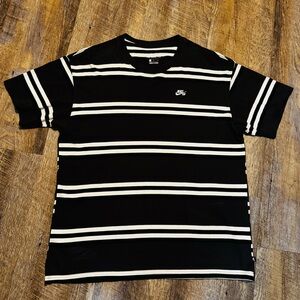 Nike SB Skateboarding Tee Men’s Large Black Gray Striped Shirt